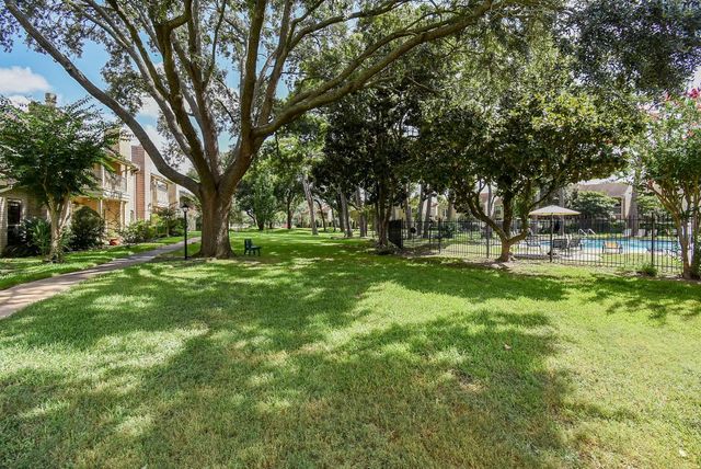 800 Country Place Drive 502, Houston, TX 77079