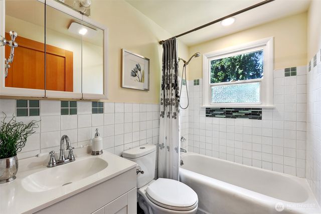 11527 39th Avenue NE, Seattle, WA 98125