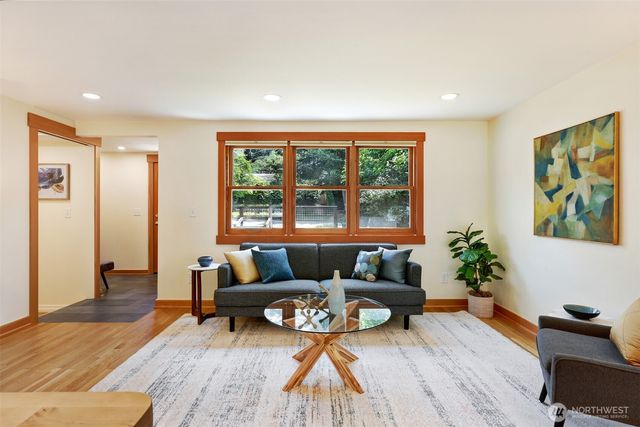 11527 39th Avenue NE, Seattle, WA 98125