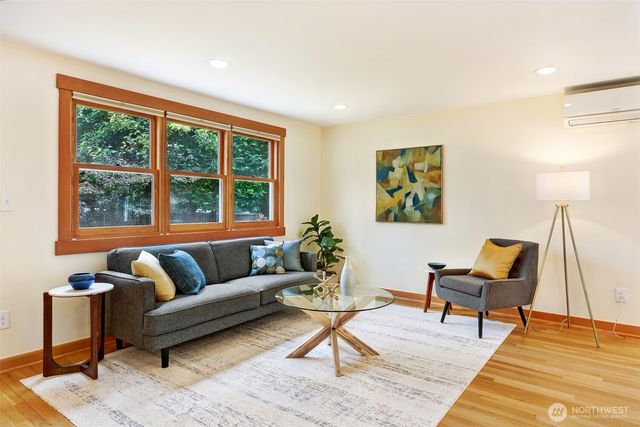 11527 39th Avenue NE, Seattle, WA 98125