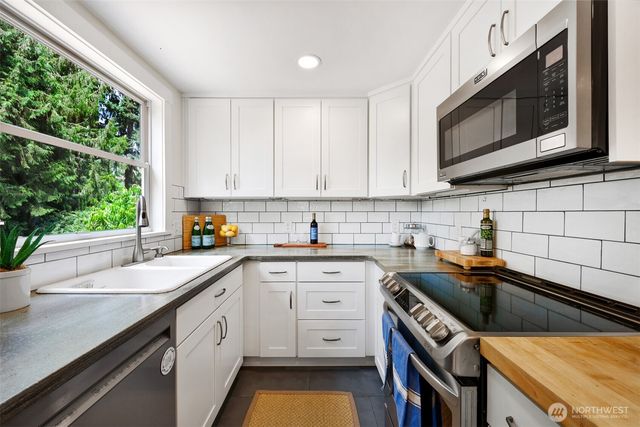 11527 39th Avenue NE, Seattle, WA 98125