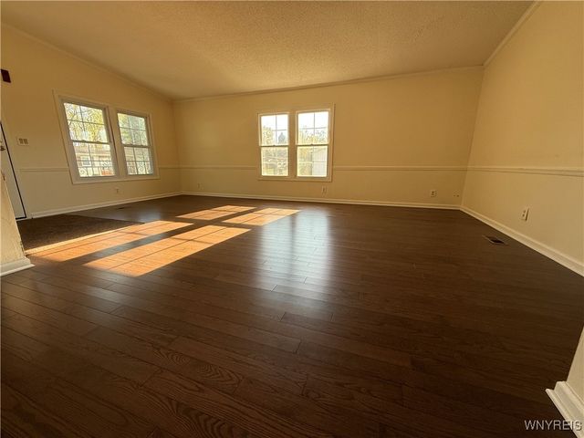 8 Holly Lane, Cheektowaga, NY 14227