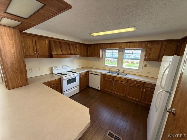 8 Holly Lane, Cheektowaga, NY 14227