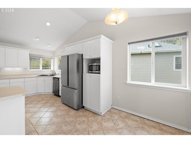 18029 CHICKAREE Dr, Oregon City, OR 97045