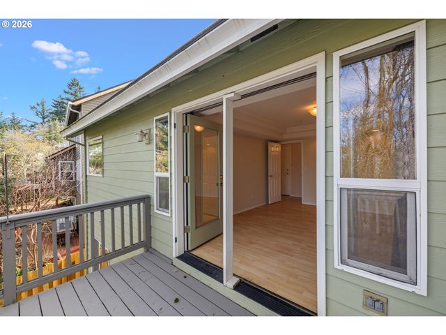 18029 CHICKAREE Dr, Oregon City, OR 97045