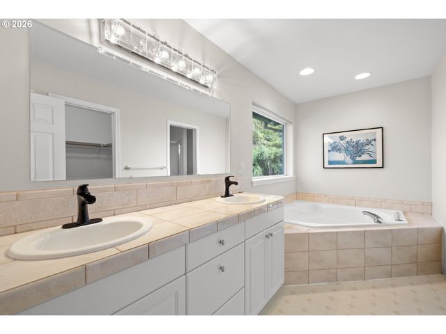 18029 CHICKAREE Dr, Oregon City, OR 97045