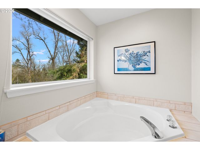 18029 CHICKAREE Dr, Oregon City, OR 97045