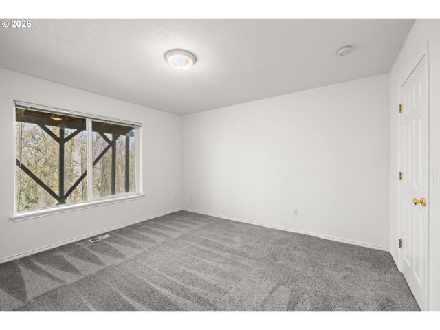 18029 CHICKAREE Dr, Oregon City, OR 97045