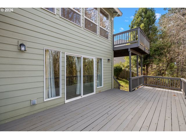 18029 CHICKAREE Dr, Oregon City, OR 97045