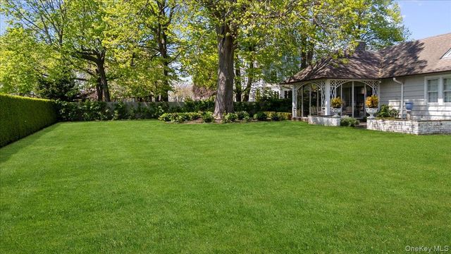 100 Ocean Avenue, Lawrence, NY 11559