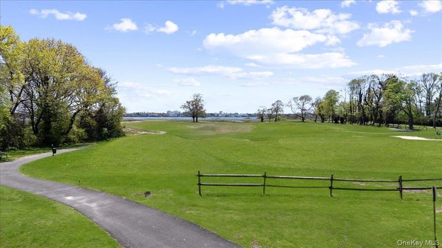 100 Ocean Avenue, Lawrence, NY 11559