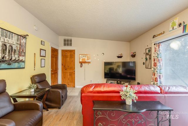 819 Briarwood Dr, Nampa, ID 83651