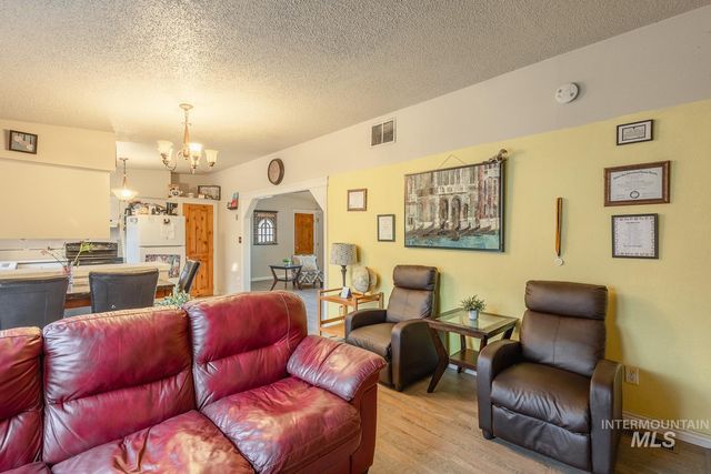 819 Briarwood Dr, Nampa, ID 83651