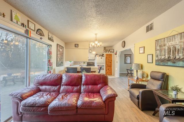 819 Briarwood Dr, Nampa, ID 83651