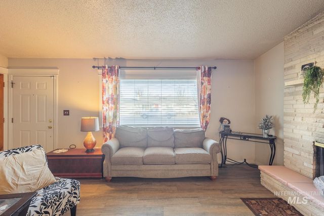 819 Briarwood Dr, Nampa, ID 83651