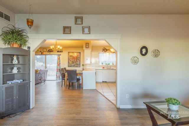 819 Briarwood Dr, Nampa, ID 83651