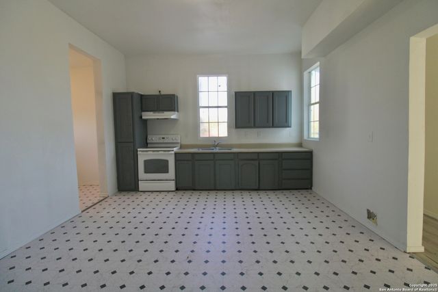 1438 W RIDGEWOOD CT, San Antonio, TX 78201