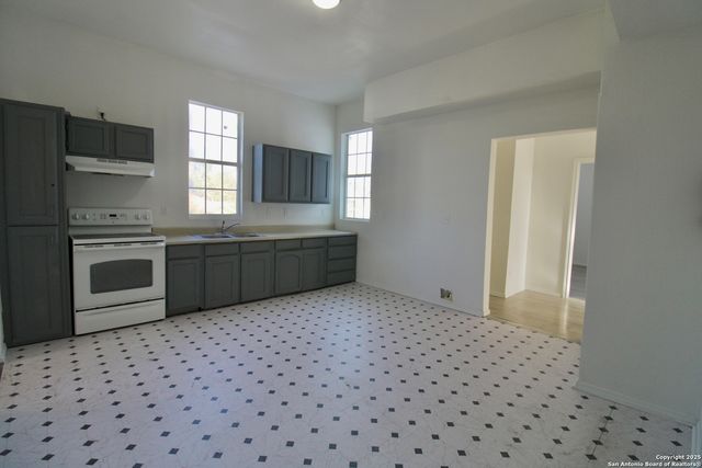 1438 W RIDGEWOOD CT, San Antonio, TX 78201