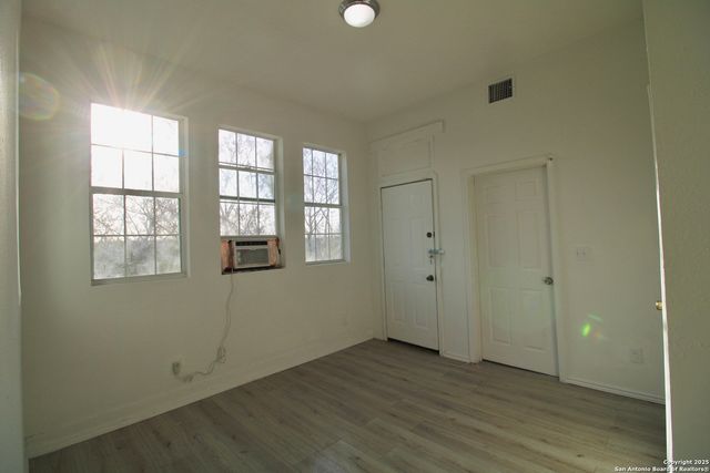 1438 W RIDGEWOOD CT, San Antonio, TX 78201
