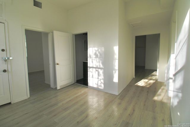 1438 W RIDGEWOOD CT, San Antonio, TX 78201