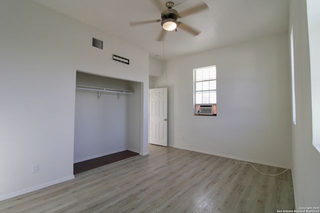 1438 W RIDGEWOOD CT, San Antonio, TX 78201