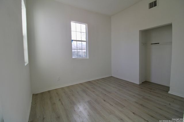 1438 W RIDGEWOOD CT, San Antonio, TX 78201