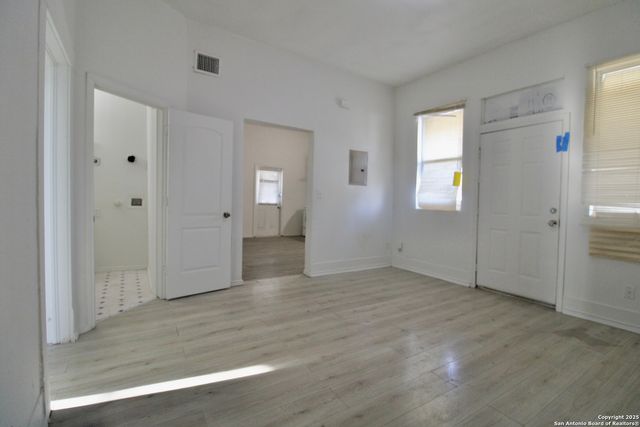 1438 W RIDGEWOOD CT, San Antonio, TX 78201