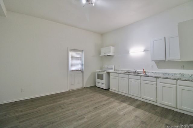 1438 W RIDGEWOOD CT, San Antonio, TX 78201