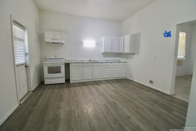 1438 W RIDGEWOOD CT, San Antonio, TX 78201