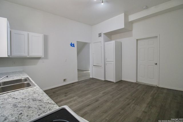 1438 W RIDGEWOOD CT, San Antonio, TX 78201