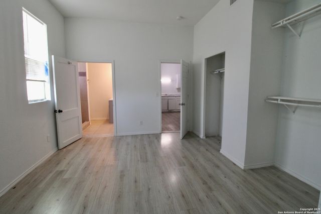 1438 W RIDGEWOOD CT, San Antonio, TX 78201