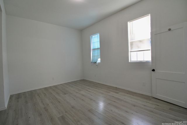 1438 W RIDGEWOOD CT, San Antonio, TX 78201