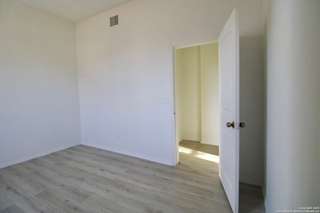 1438 W RIDGEWOOD CT, San Antonio, TX 78201