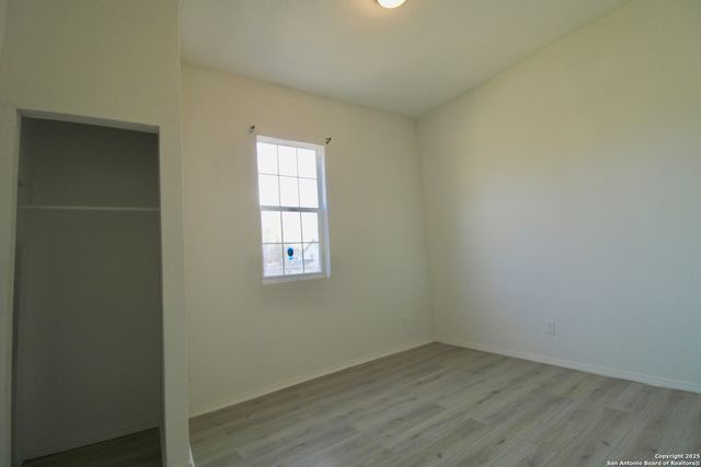 1438 W RIDGEWOOD CT, San Antonio, TX 78201