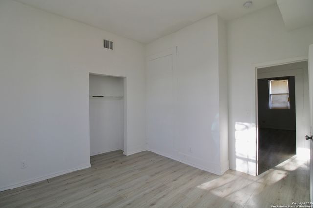 1438 W RIDGEWOOD CT, San Antonio, TX 78201