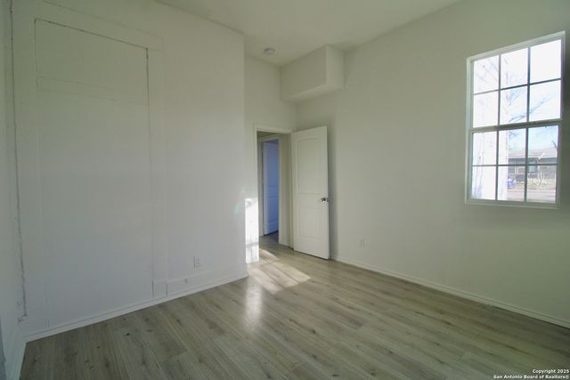 1438 W RIDGEWOOD CT, San Antonio, TX 78201