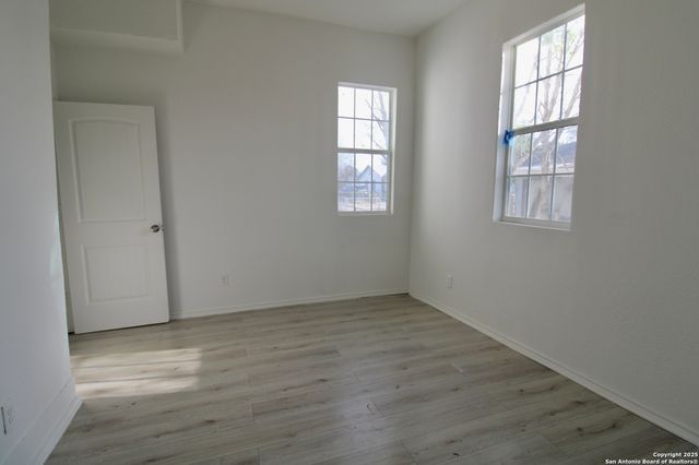 1438 W RIDGEWOOD CT, San Antonio, TX 78201