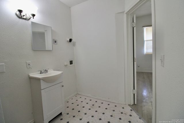 1438 W RIDGEWOOD CT, San Antonio, TX 78201