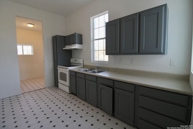 1438 W RIDGEWOOD CT, San Antonio, TX 78201