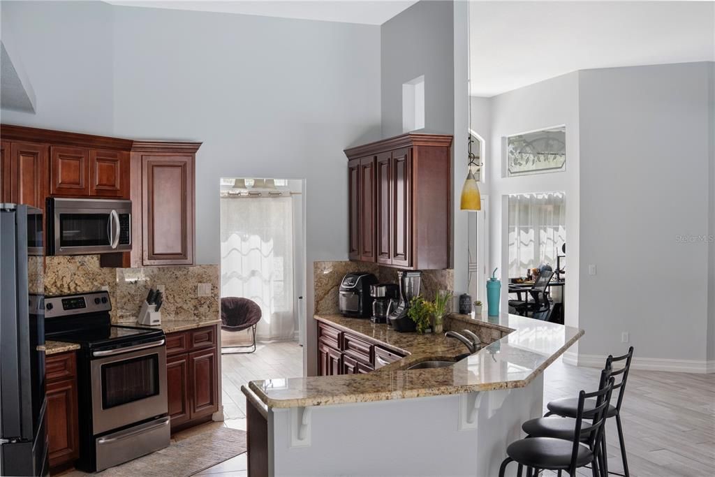 Image 10 of property listing at 10095 BRANDON CIRCLE, Orlando, FL 32836