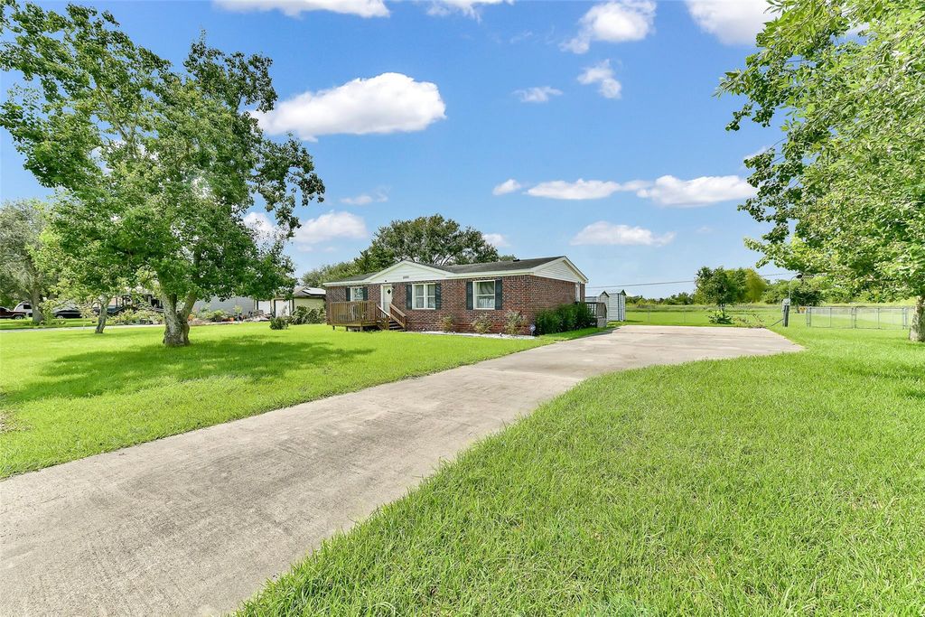 10203 S Country Drive, Alvin, TX 77511