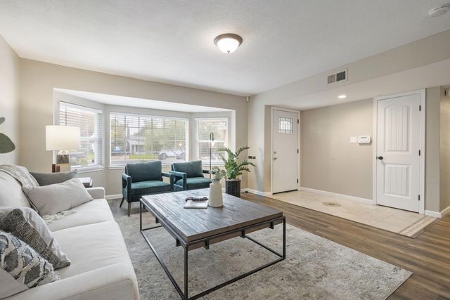 9143 Linda Rio Dr, Sacramento, CA 95826