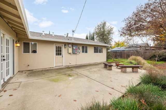 9143 Linda Rio Dr, Sacramento, CA 95826