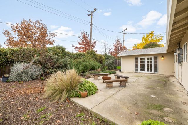 9143 Linda Rio Dr, Sacramento, CA 95826