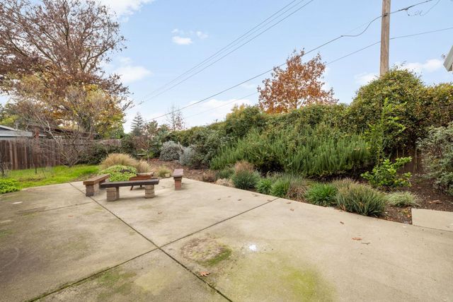 9143 Linda Rio Dr, Sacramento, CA 95826