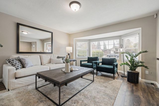 9143 Linda Rio Dr, Sacramento, CA 95826