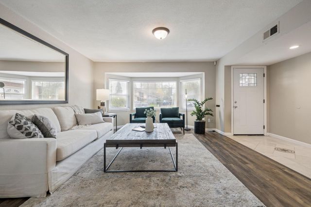 9143 Linda Rio Dr, Sacramento, CA 95826