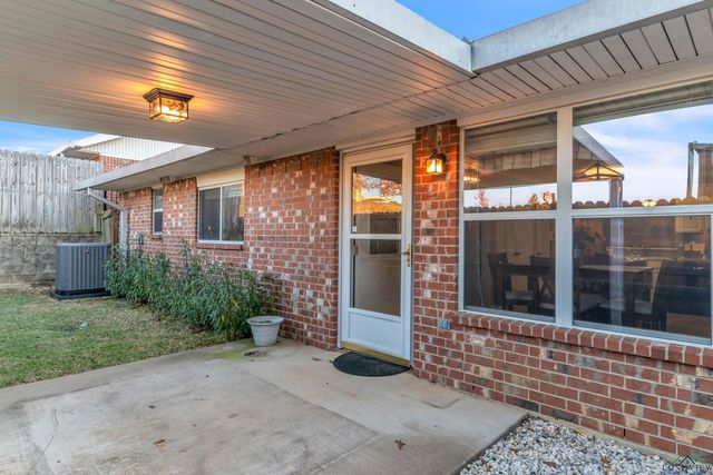 1807 FLAGSTONE DR, Longview, TX 75605