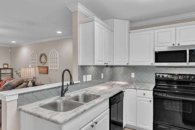 1807 FLAGSTONE DR, Longview, TX 75605