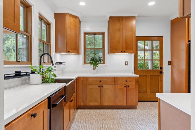 117 S Bragg Avenue, Lookout Mountain, TN 37350